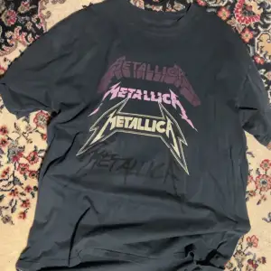 Metallica t shirt köpt på carlings, unikes kvalitet där av priset, nypris 400