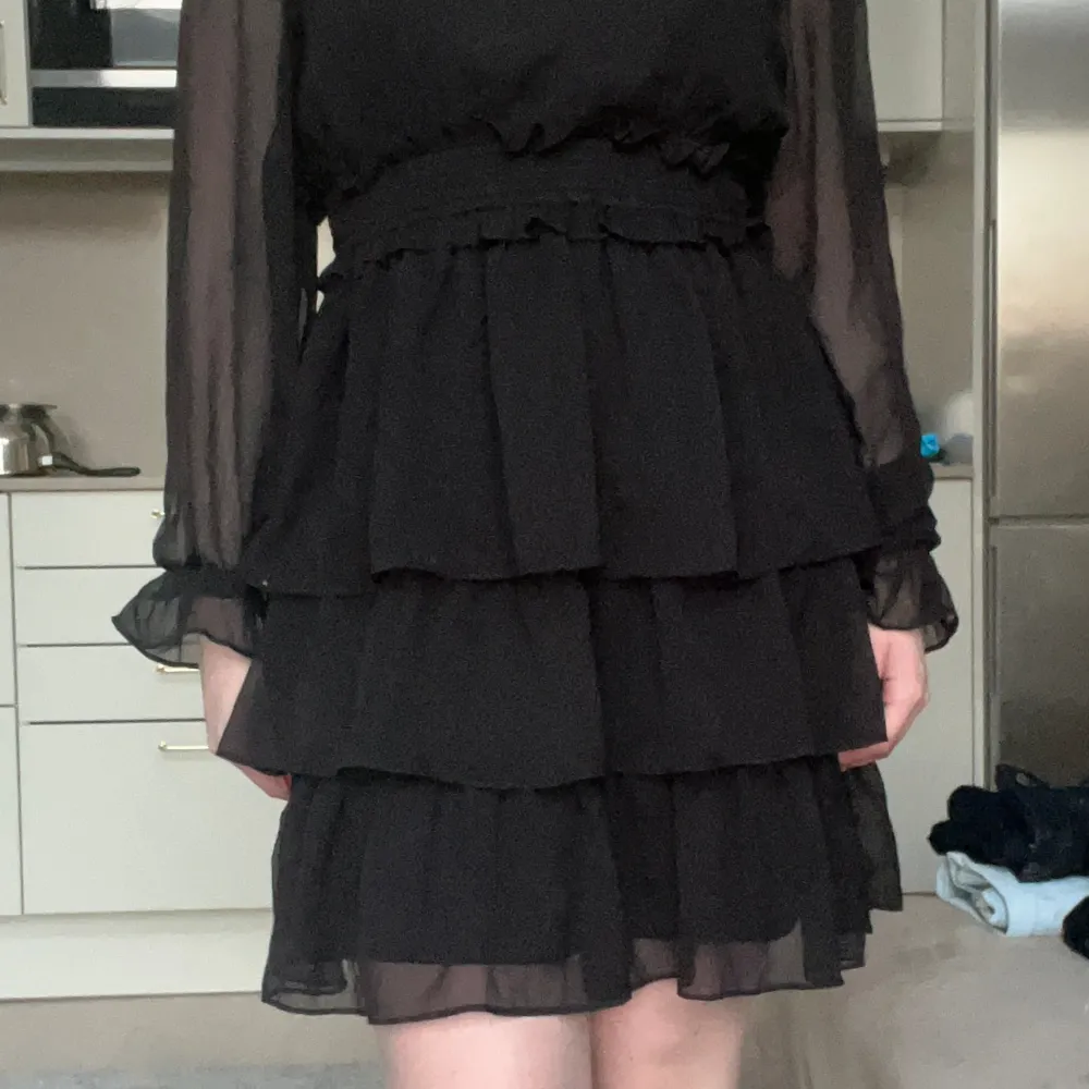 Super fin svart klänning! Säljer då den tyvärr aldrig kom till användning! Alla lappar sitter kvar på!. Klänningar.