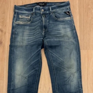 Replay jeans  - 6/10 Skick Slitna längs botten och även ett ihop sytt hål vid baken