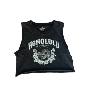Croppat linne - Croppat linne från hollister. Använt fåtal gånger, nyskick. Storlek: XS