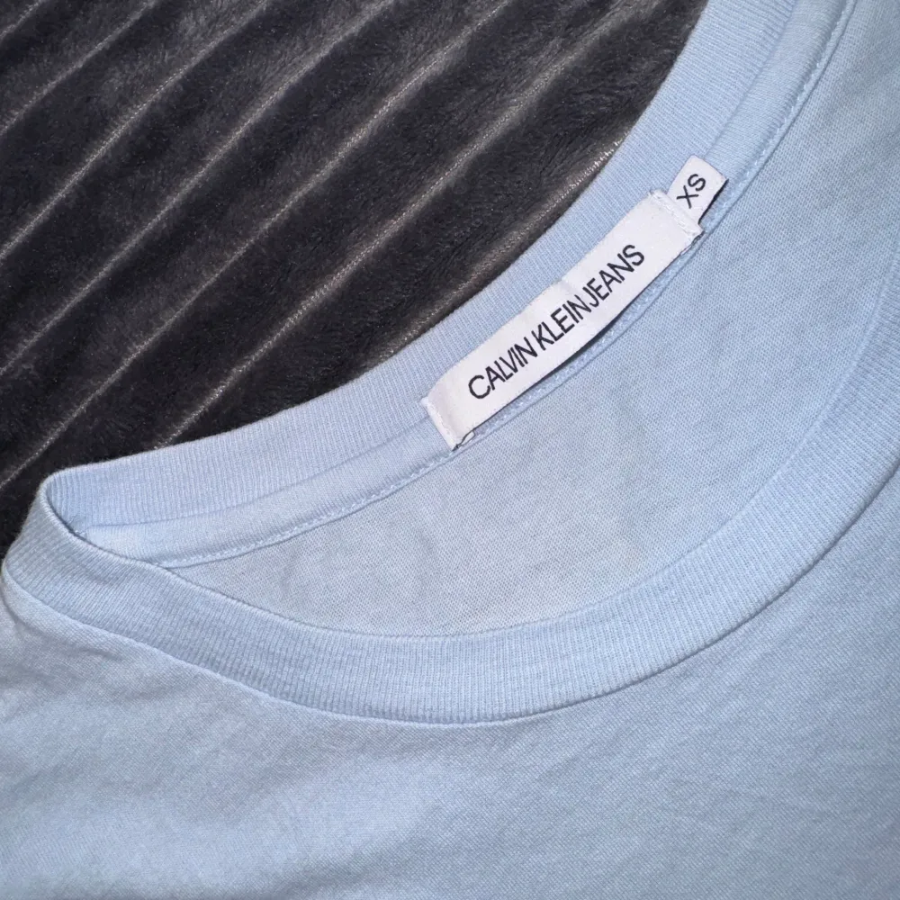 Supersöt ljusblå Calvin Klein T-shirt i storlek XS men passar S. Fint skick🌸. T-shirts.