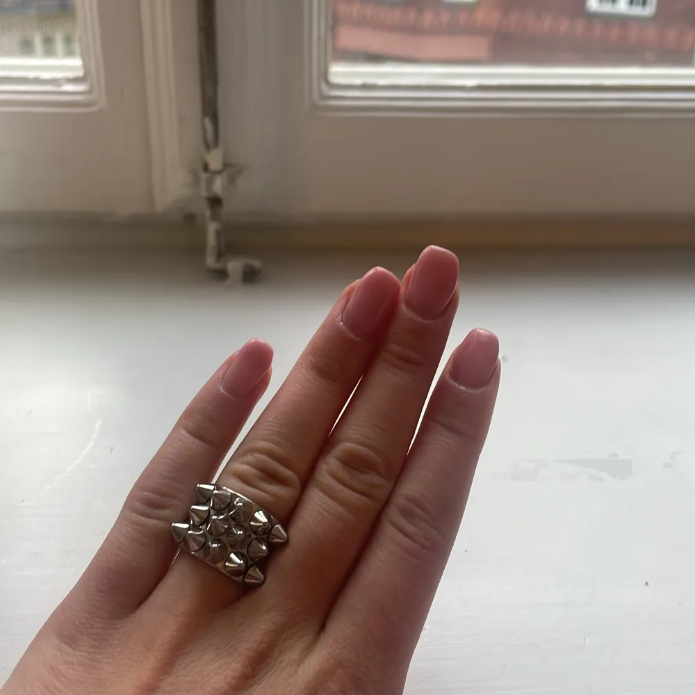 Säljer denna supersnygga ring från edblad från peak kollektionen! Den är i storlek M (17.50). Nypris: 399kr.🩷🩷🩷. Accessoarer.