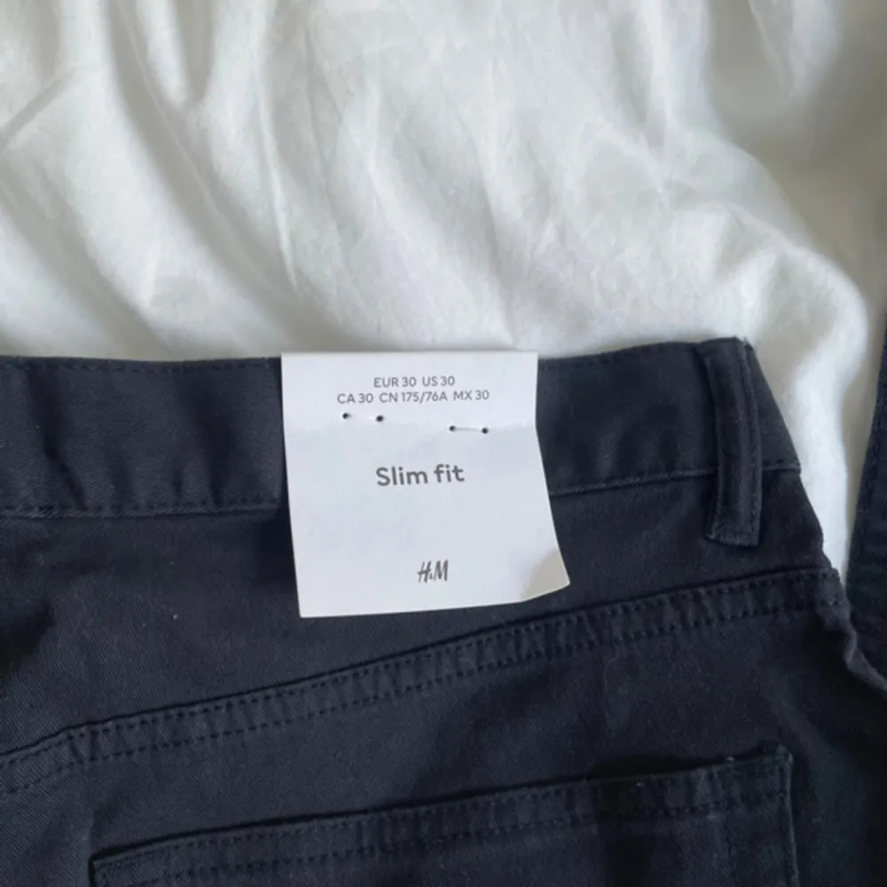 Ett par helt oanvända fina svarta kostymbyxor från H&M. SLIM FIT, storlek EUR 30. Jeans & Byxor.