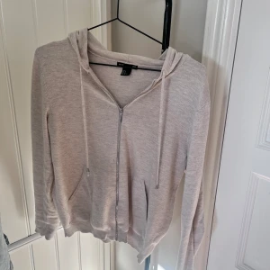 Stickad tröja - Säljer denna supersnygga stickade sip up tröjan. Använd fåtal gånger men är fortfarande i jätte fint skick💕