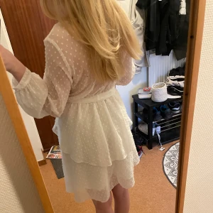 Klännig  - Vitt klännig jag använde på min skolavslutning i 9an sen aldrig använd.