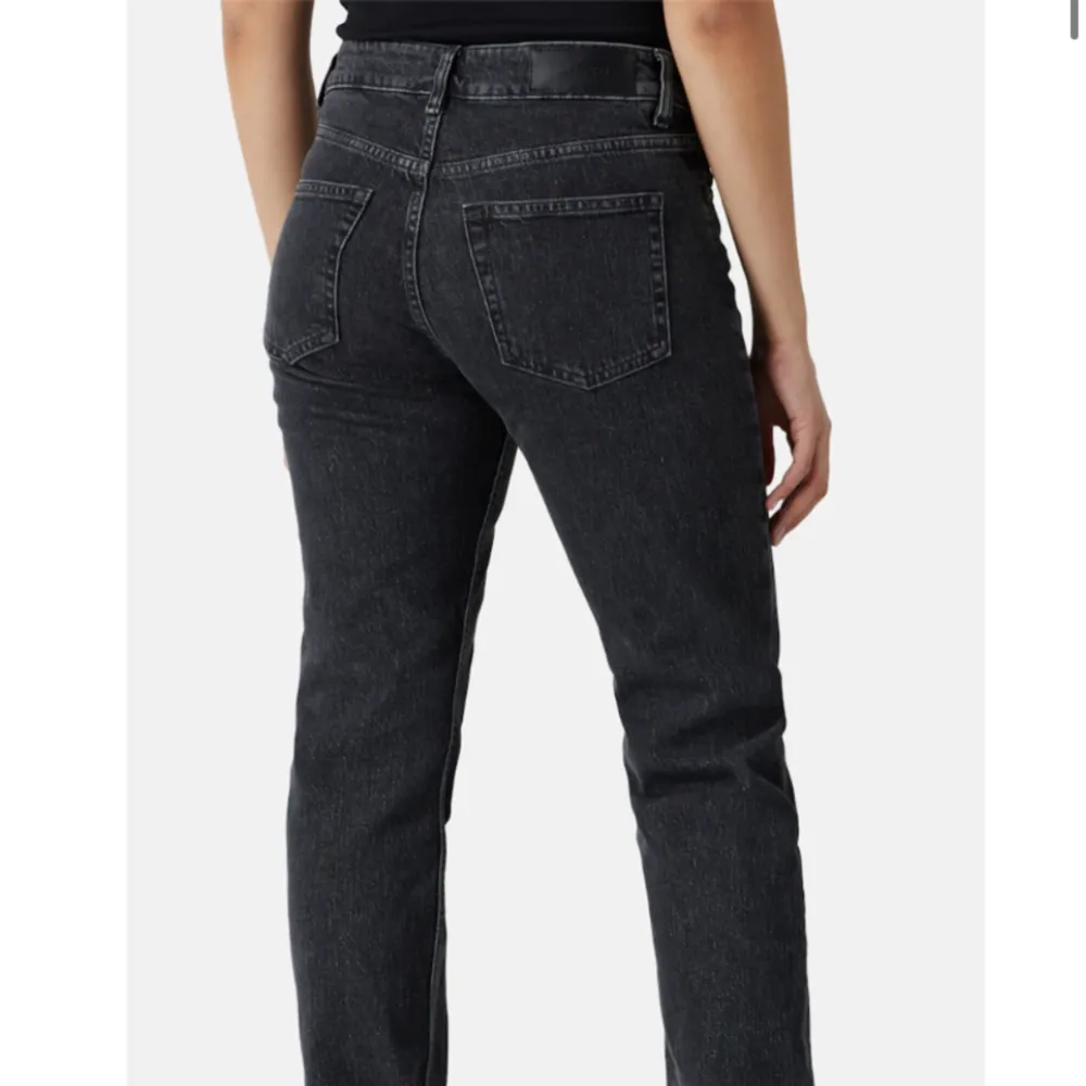 Säljer då de inte kommer till användning. Säljer även ett par blåa i samma modell och storlek, annons finns. . Jeans & Byxor.