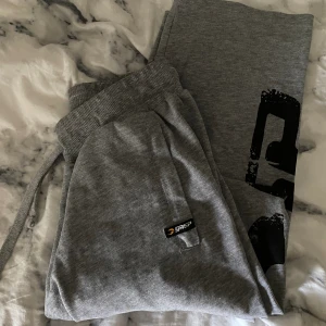Gasp sweatpants  - Sweatpants från Gasp i storlek S (long length). Använda men väl omhändertagna och i bra skick. Nypris 799, säljer för 400kr! 💞 Jag har även ett par Gasp mesh pants i samma storlek ute på min sida, dessa kan köpas tillsammans för 700kr. 