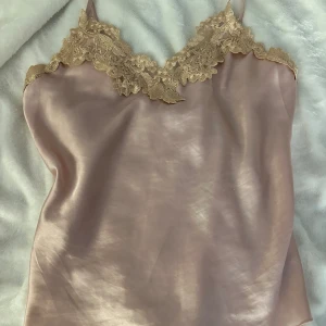 Spets linne - Jättefint rosa linne i satin material med spets💗