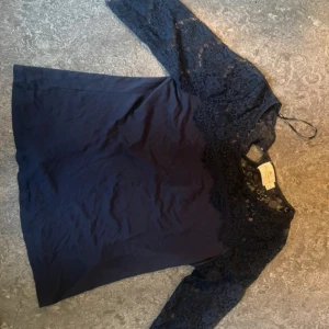 Spets topp - Jätte snygg spets topp från Lindex/ säljs inte längre! Storlek m men passar mig som har xs-s 