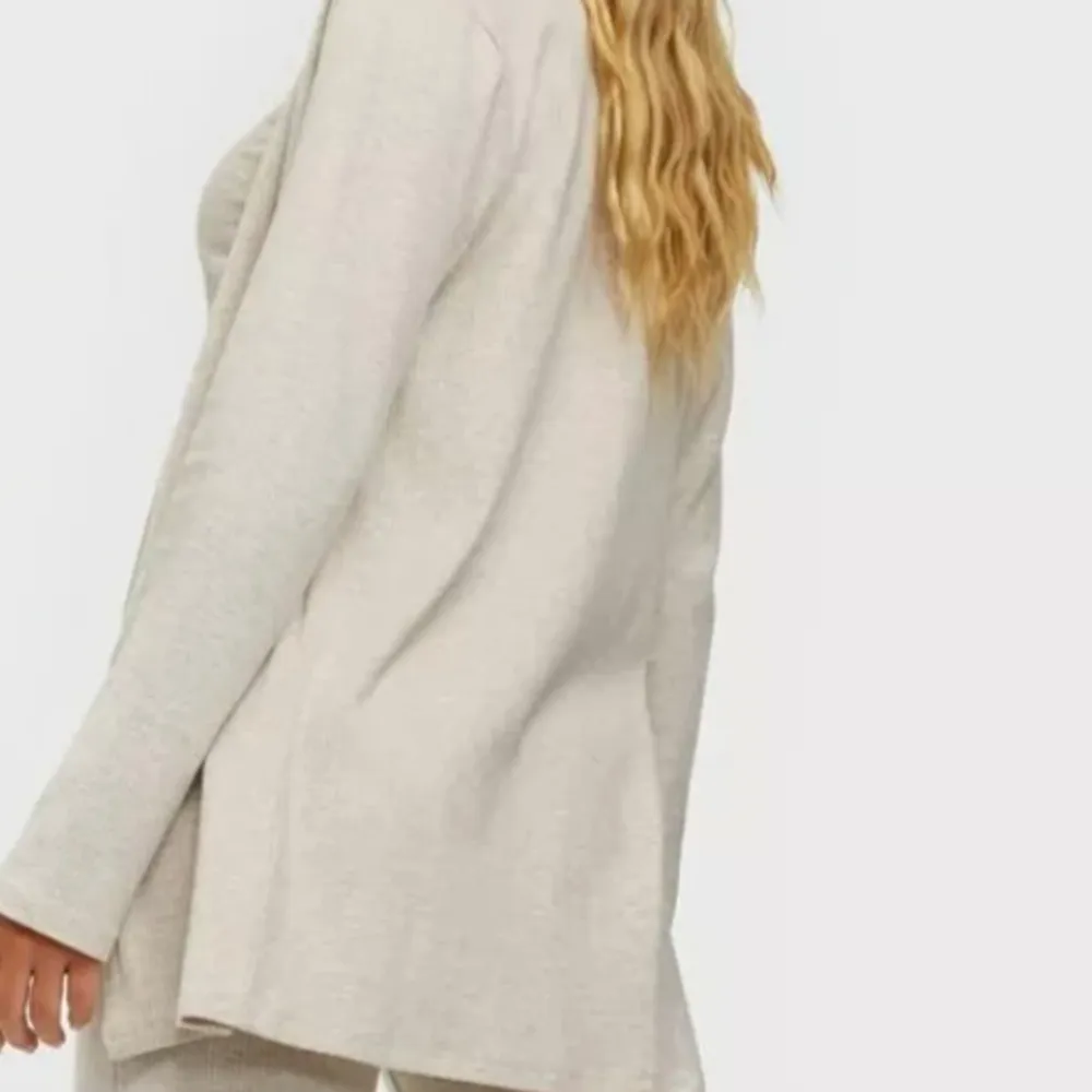 Set from NLY Trend Stretchy material Brushed texture outside Ribbed Top with low neckline Cardigan without closure Wide pants with elastic at waist. Tröjor & Koftor.