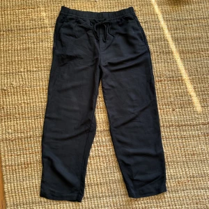 Svarta Linnebyxor🖤 - Svarta Linnebyxor från H&M🖤 Bra plagg för kortare tjejer, dessa är 90cm långa!  Storlek- S Pris- 130 kr