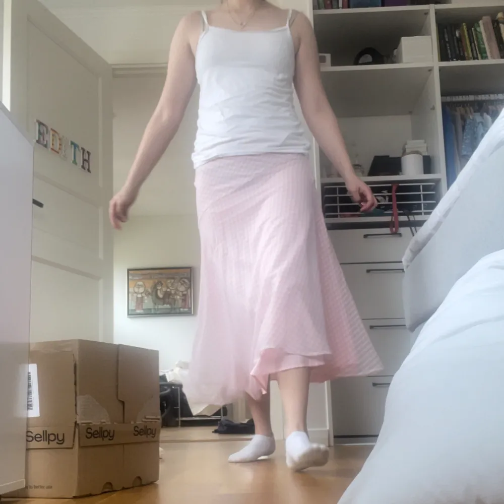 Supersöt Långkjol i rosa som är perfekt i sommar. Tyvärr för liten för mig 💖💖💖. Kjolar.