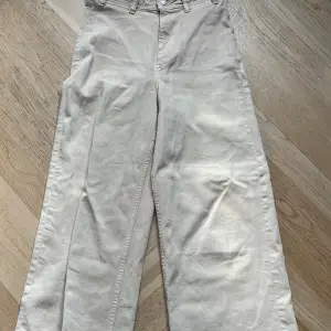 Snygga high waist jeans i väldigt mjuk kvalitet. Fint skick