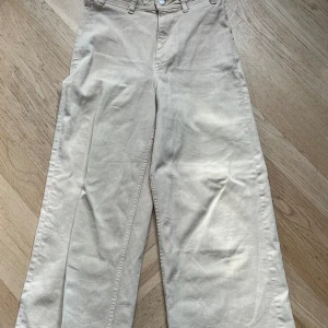 Beige jeans - Snygga high waist jeans i väldigt mjuk kvalitet. Fint skick