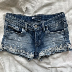 Jeansshorts - Korta Levis jeansshorts, i storlek 24 och säljer då dom är för små på mig. Midjemåttet är 76 cm, 34 rakt över.