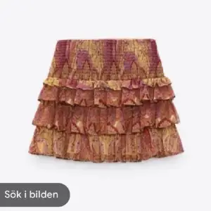 Söker denna kjolen från zara i storlek xs-M. Kan även tänka mig att byta mot något i min profil.