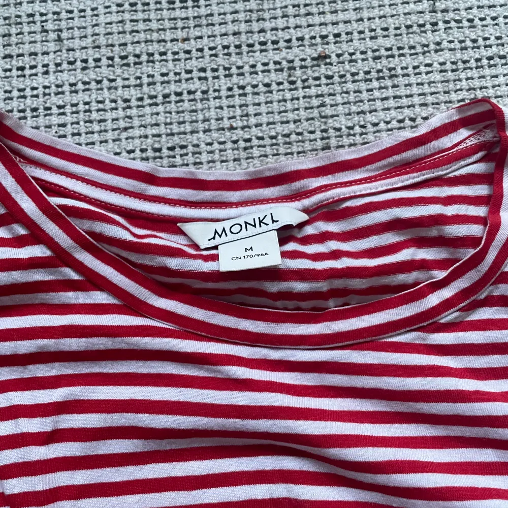 T-shirt with red and white stripes, in very good condition ✨. T-shirts.