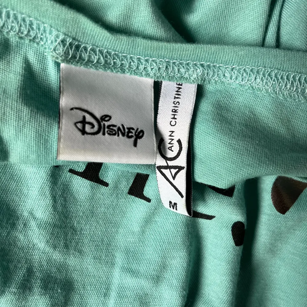 Säljer ett Disney linne i storlek M.. Toppar.