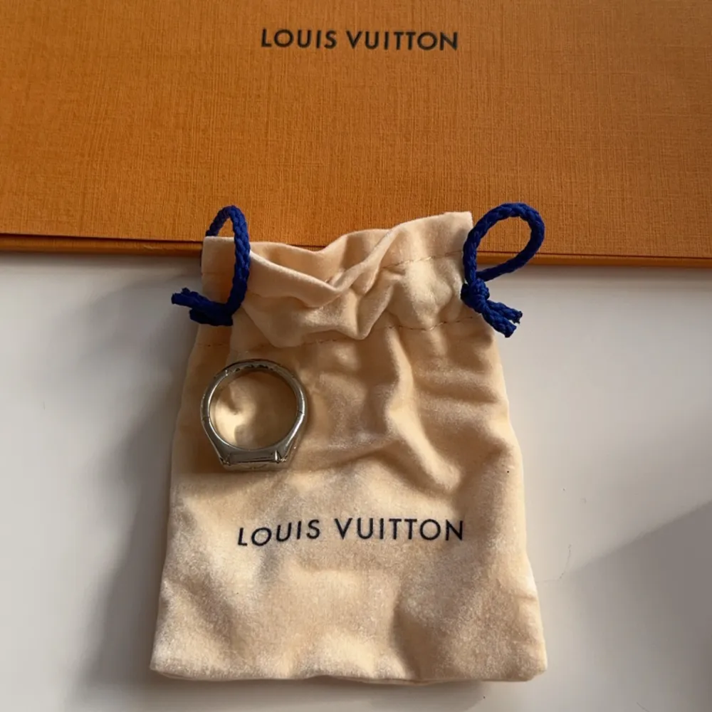 Säljer min Louis Vuitton ring eftersom den inte passar mig längre. En fin silver ring i storlek L. Tyvärr är den lite skadad undertill men går att lösa lätt hos en guldsmed. Pris kan diskuteras. Äkthetsbevis medföljer såklart. Nypris ligger på 4600.. Accessoarer.