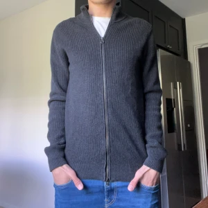 Jon Henric tröja Kashmirmix - Säljer en riktigt snygg Kashmirmix tröja från Jon Henric skick 9/10 storlek S! Hör av dig om du har några frågor eller funderingar! Pris kan diskuteras vid snabb affär!