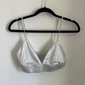 Liten topp silver  - En söt liten topp från New yorker. Säljer för att jag köpte den för taylor swift konsertenen. Men köpte en annan. 
