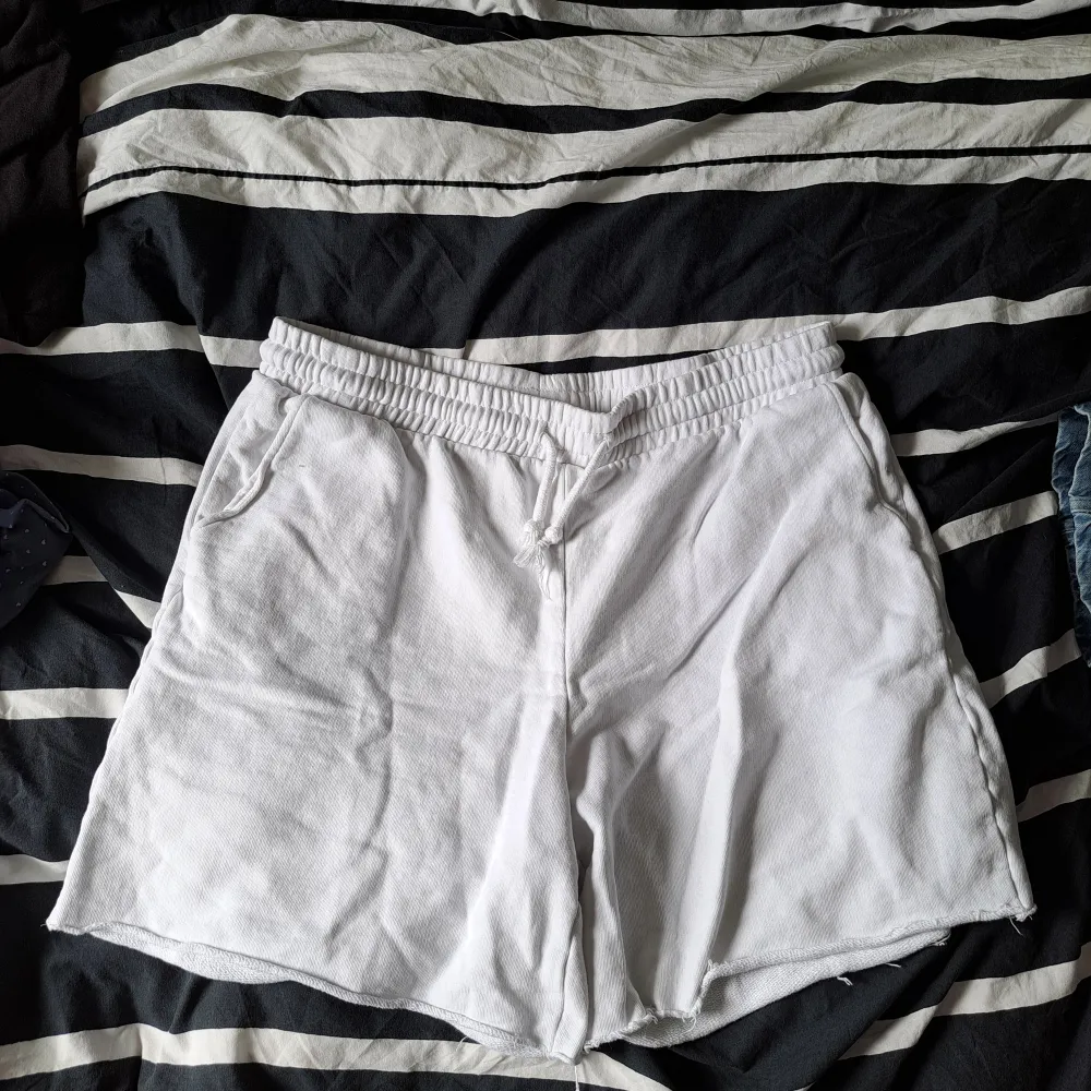Vita shorts. Använda några få gånger. Mycket fina. Har en 
