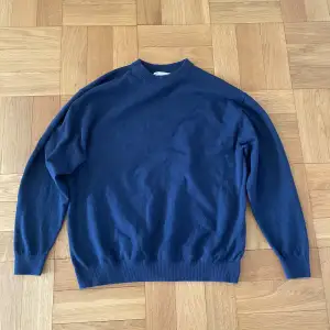 Mörkblå stickad tröja från Zara, mycket bra skick, storlek 164 cm