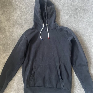 Les deux hoodie  - Hoodie av märket les deux i använt skick. Lite urtvättad men annars felfri. Storlek S