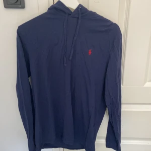 Polo Ralph Lauren Hoodie - Tunn Ralp Lauren hoodie. Har Aldrig använt den. Säljer den pågrund av ingen användning