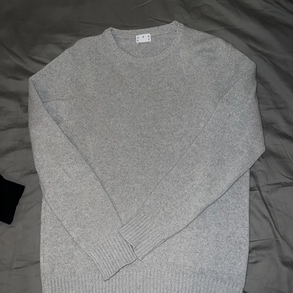 ASKET THE CASHMERE SWEATER Ny skick. Ord pris 2000 kr.    . Stickat.
