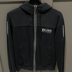Hugo boss kofta navy blue - Hej jag säljer min Hugo boss kofta pågrund av att den är för liten 