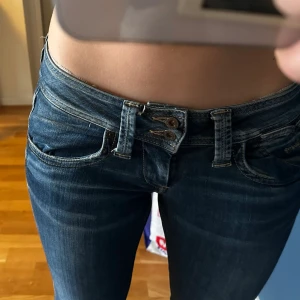 Pepe jeans - Pepe jeans som är lågmidjade och lite utsvängda 