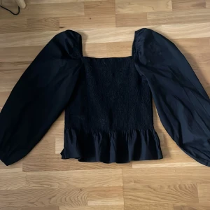 Volang blus med puffärm - Säljer denna volang blus med puffärm då den inte kommer till användning. Den är i ett fint skick och är endast använd 1 gång. 