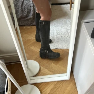 Johnny bulls stövlar - Använt men bra skick! Passar mig som normalt har storlek 38! Medföljer hälinlägg om man vill ha