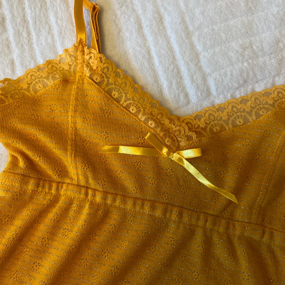 så vackert unikt orange linne från tally weijl! sötaste nu till sommaren med en liten rosett och glittriga silver detaljer. superskick🤍✨. Toppar.
