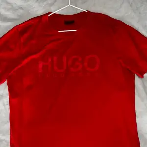 Hugo Boss T-shirt med väldigt snygg röd/orange färg. Skick 10/10