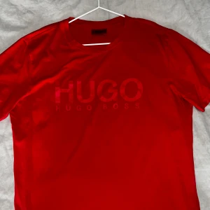 Hugo boss T-shirt  - Hugo Boss T-shirt med väldigt snygg röd/orange färg. Skick 10/10