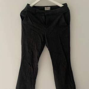 Lågmidjade trendiga kostymbyxor från pulz jeans  Använd få gånger  Gråa (sista bilden visar färgen bra  Bild 4 är på modellen från hemsidan i en annan färg  Modellen i färgen säljs inte längre  Ord pris, 700