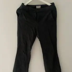 Lågmidjade trendiga kostymbyxor från pulz jeans  Använd få gånger  Gråa (sista bilden visar färgen bra  Bild 4 är på modellen från hemsidan i en annan färg  Modellen i färgen säljs inte längre  Ord pris, 700