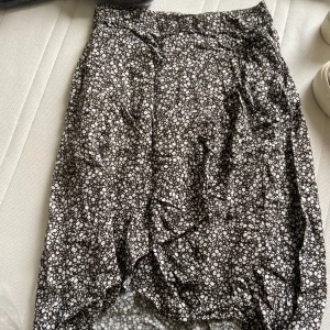 Knäskålslång kjol  - Användt flera gånger men finns inte så stora tydliga tecken på Detcker att stretcha ut vid midjan baserat på kroppsform 