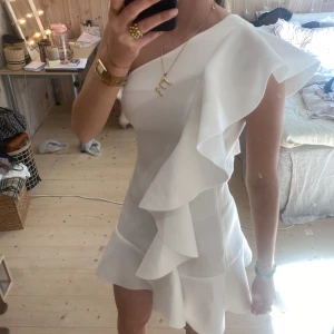 Klänning  - SUPER snygg värkligen!! Perfekt nu till studenten eller avslutning ❣️❣️