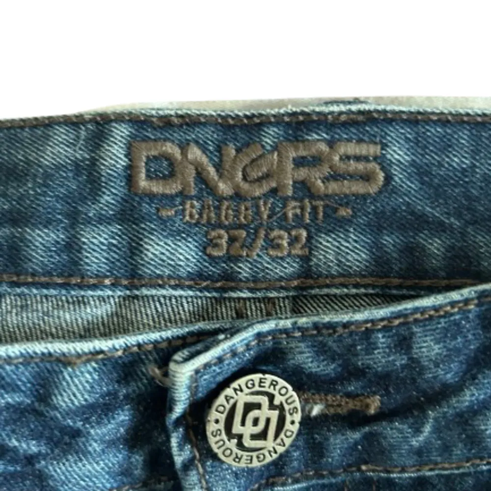 DNGRS Baggy jeans (W32 L32) sitter baggy. Finns slitage men ser snyggare ut och ger mer karaktär på byxorna                                                                                   Modell: (185cm) har W31  L32. Jeans & Byxor.