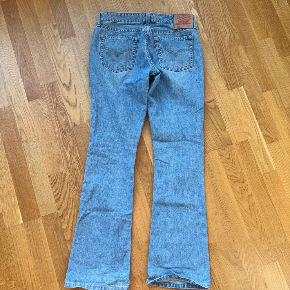 Super snygga bootcut Levis jeans! storlek 32/32 men sitter definitivt som en M!💓lågmidjade . Jeans & Byxor.