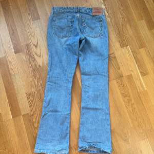 Super snygga bootcut Levis jeans! storlek 32/32 men sitter definitivt som en M!💓lågmidjade 