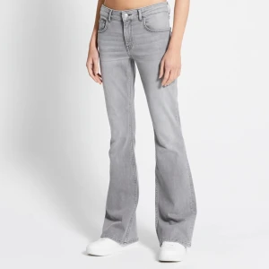 Gråa Bootcut jeans - Helt nya grå bootcut jeans från lager 157 med prislapp! Köpte två därav jag säljer den ena! Nypris runt 400 säljer för 300. 