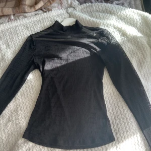 Mesh turtleneck från HM - En svart turtleneck i meshmaterial, jättebra för layering osv. Fint skick, inga tecken på slitage :)) Strl S.