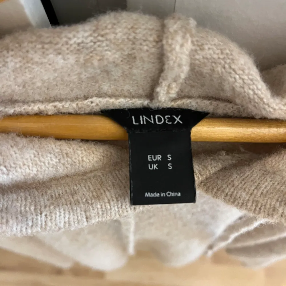 Superfin stickad hoodie från Lindex, använd ca 2 gånger och väldigt bra skick!💕💕 (aldrig tvättad) Nypris: 400kr Pris kan diskuteras!☺️. Stickat.