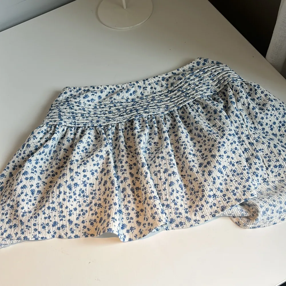 Finaste sommar kjol elr tröja gillar den mest som tröja för den är ganska liten som kjol 💋💕🪩  blommor blå / vit . Kjolar.
