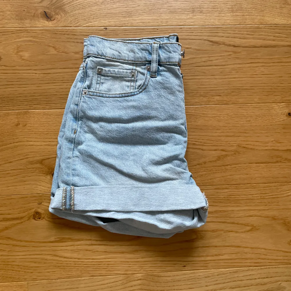 Säljer ett par ljusblåa shorts från lager 157. Har använts 2 gånger så är i mycket fint skick. . Shorts.