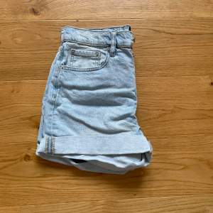 Säljer ett par ljusblåa shorts från lager 157. Har använts 2 gånger så är i mycket fint skick. 